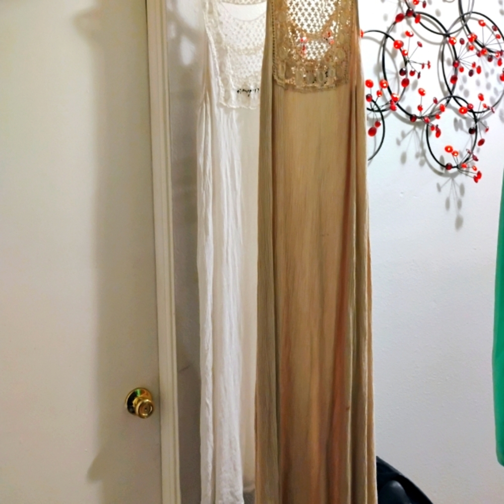 MEDIUM SIZE TAN AND WHITE WOMEN'S MAXI DRESSES